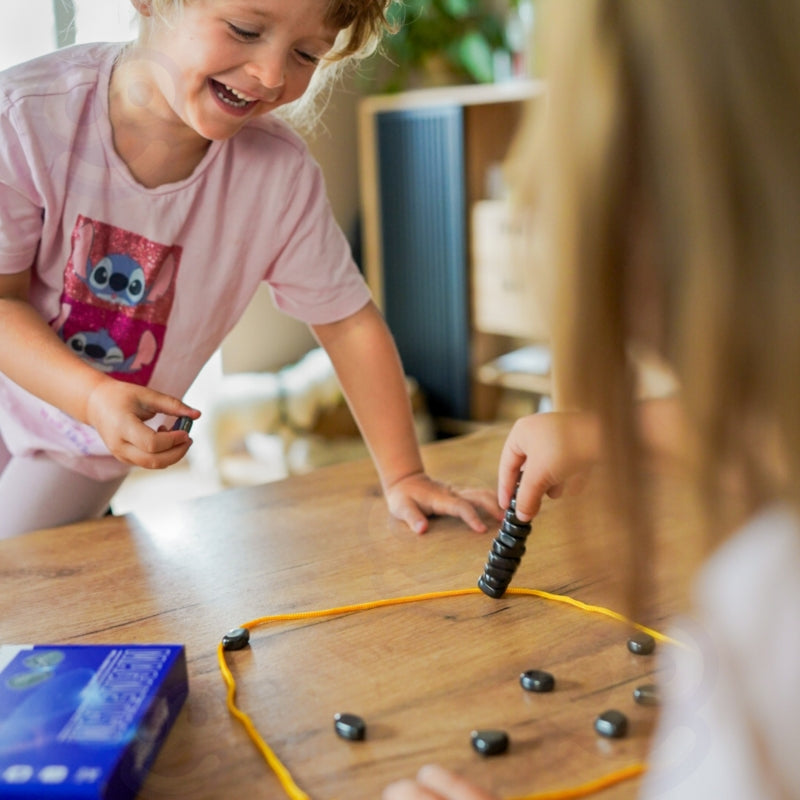 “Pievilksies vai Nē?”  Magnētisko Akmeņu Spēle