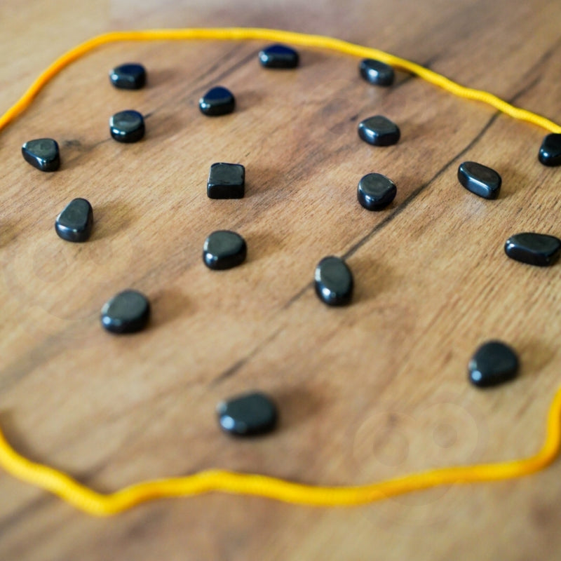 “Pievilksies vai Nē?”  Magnētisko Akmeņu Spēle