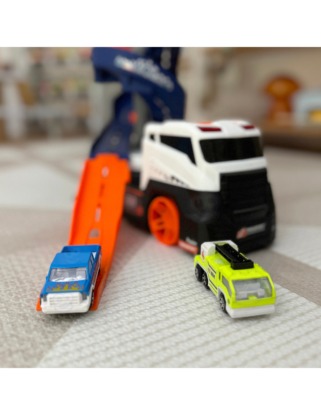Lielais Auto transportieris ar stāvvietu + sacīkšu trasi